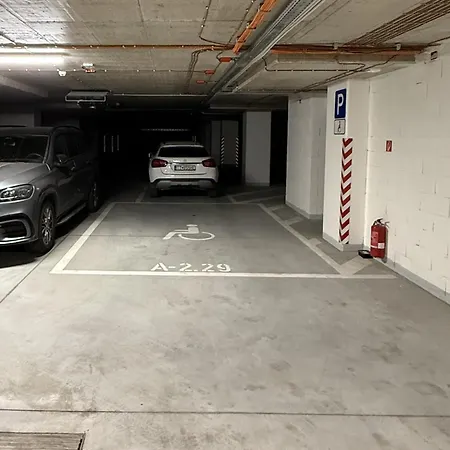 Leon - Exclusive, Balcony & Garage Parking Apartment *