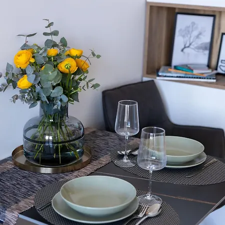 Apartment Leon - Exclusive, Balcony & Garage Parking *
