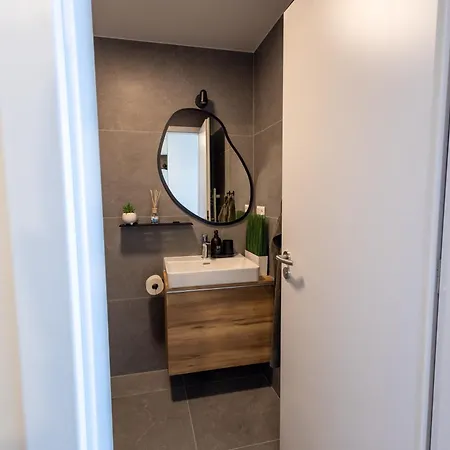 Leon - Exclusive, Balcony & Garage Parking Apartment Bratislava