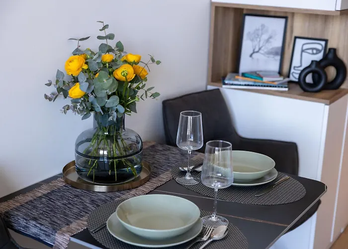 Apartment Leon - Exclusive, Balcony & Garage Parking *