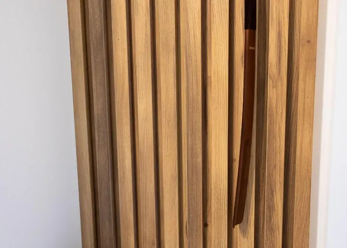 Leon - Exclusive, Balcony & Garage Parking *