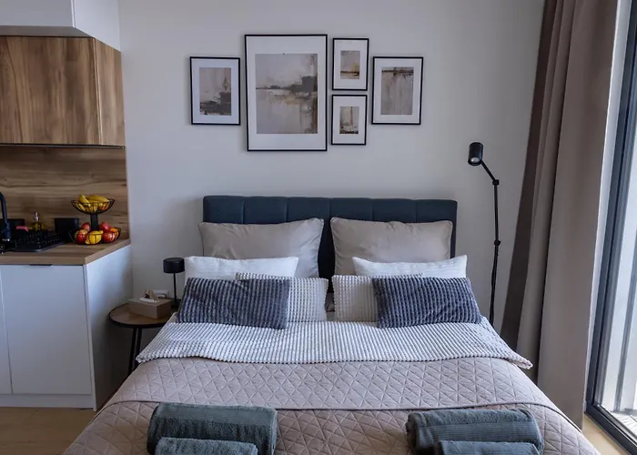 Leon - Exclusive, Balcony & Garage Parking Apartment *