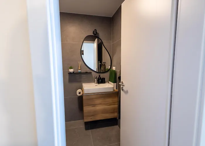 Leon - Exclusive, Balcony & Garage Parking Apartment Bratislava