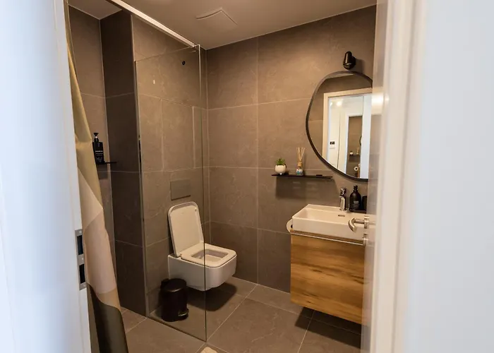 Leon - Exclusive, Balcony & Garage Parking