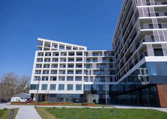 Leon - Exclusive, Balcony & Garage Parking